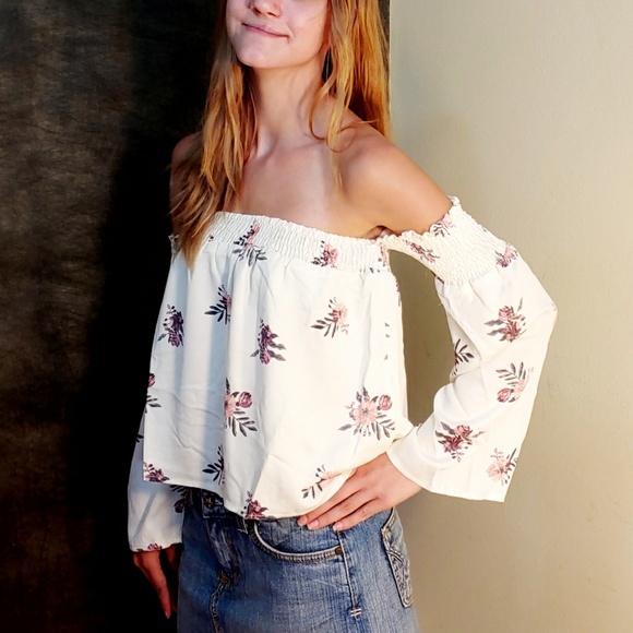 Ivory Floral Off Shoulder Blouse. Medium - Picture 2 of 8